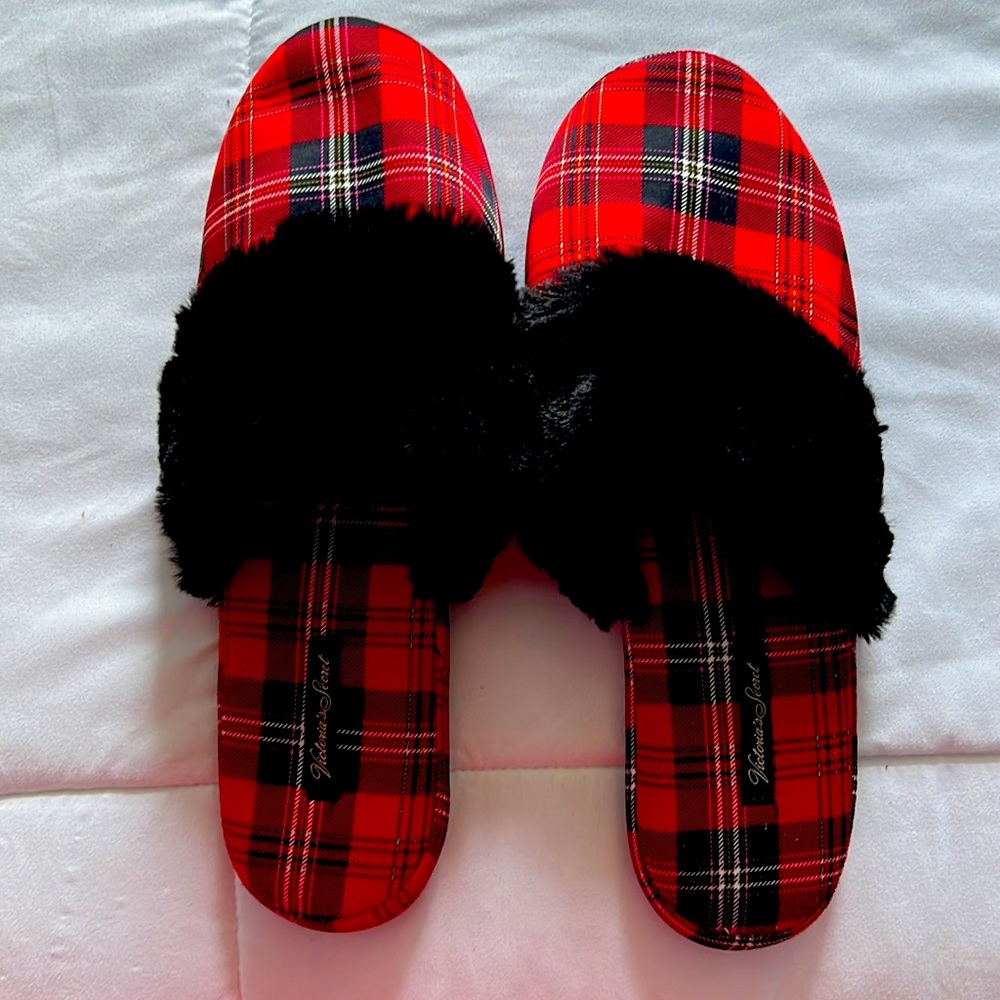 Victoria’s Secret Satin slippers
New without tags 
Red and black
Size: L